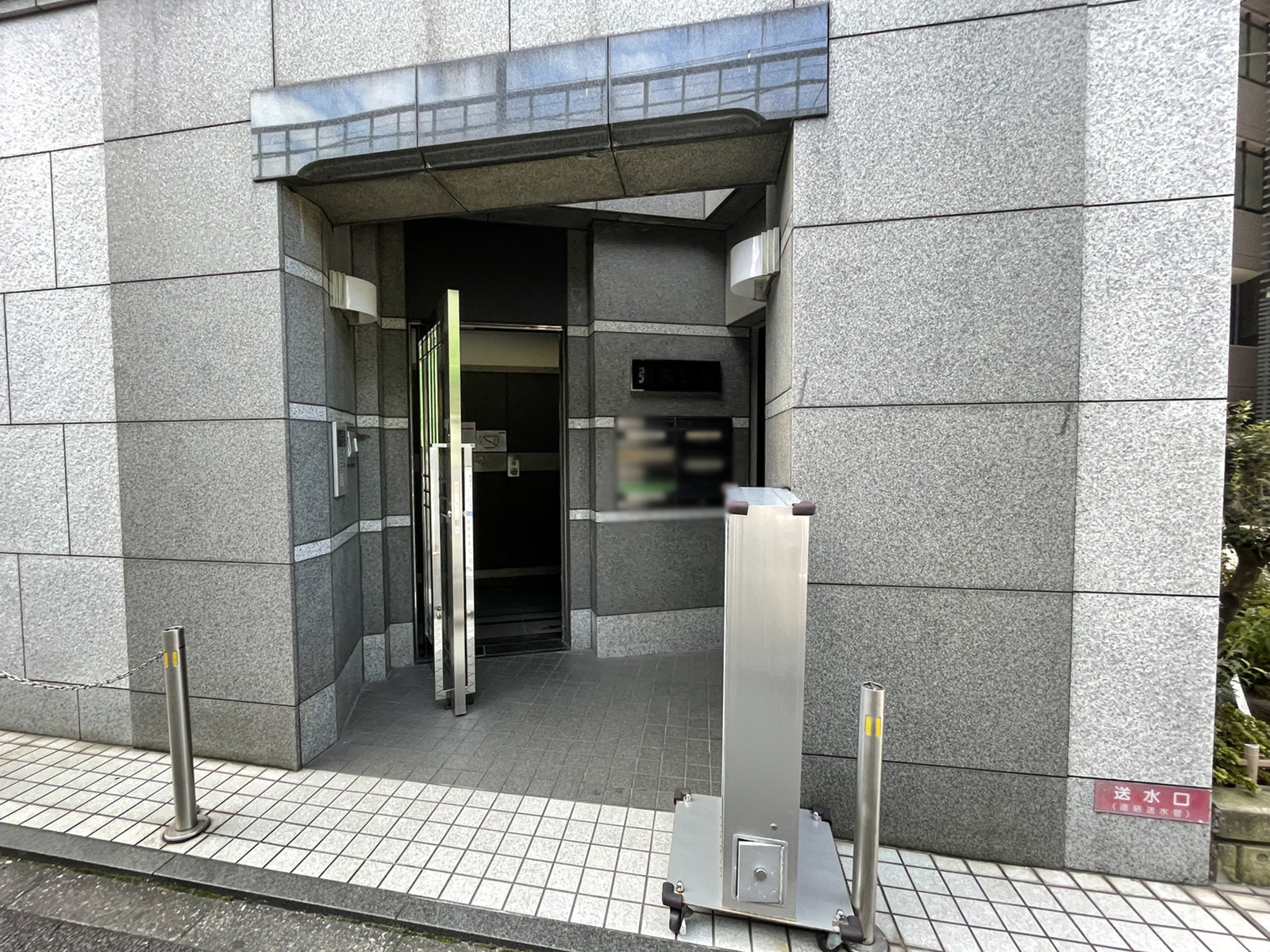 オフィスビル出入口