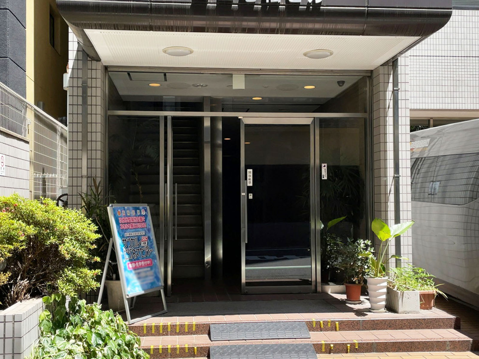 オフィスビル出入口