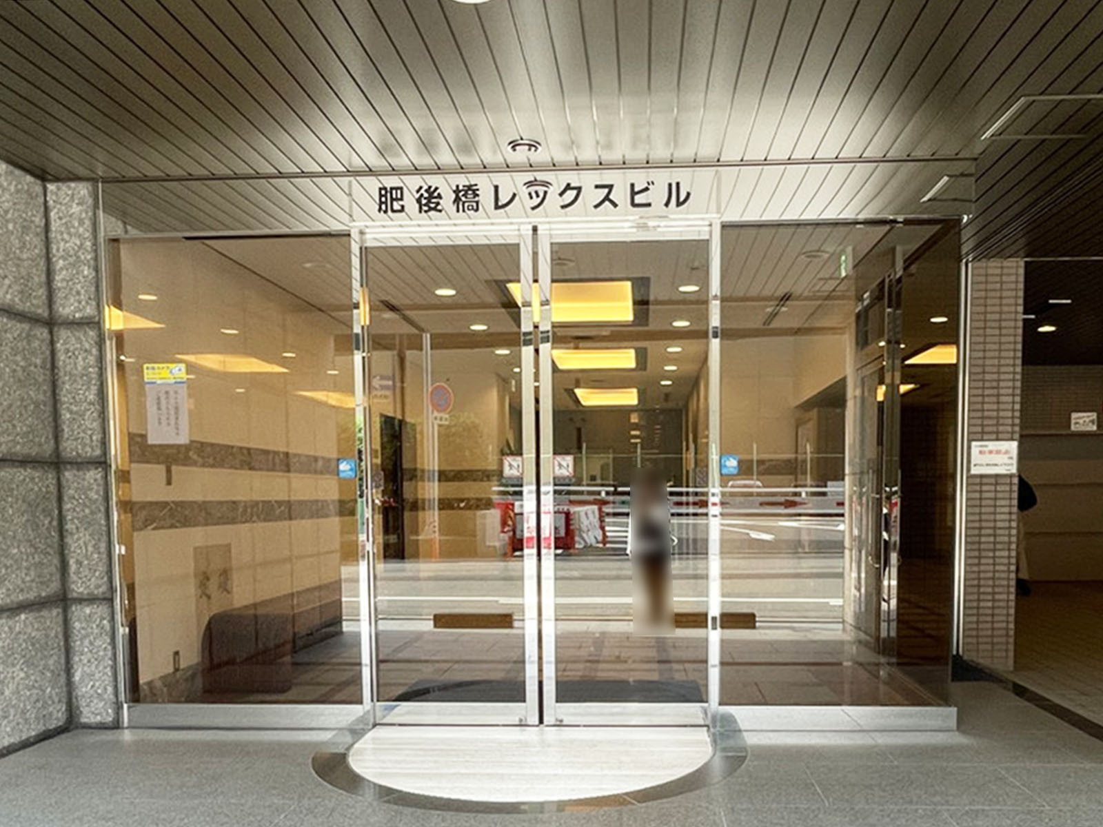 オフィスビル出入口