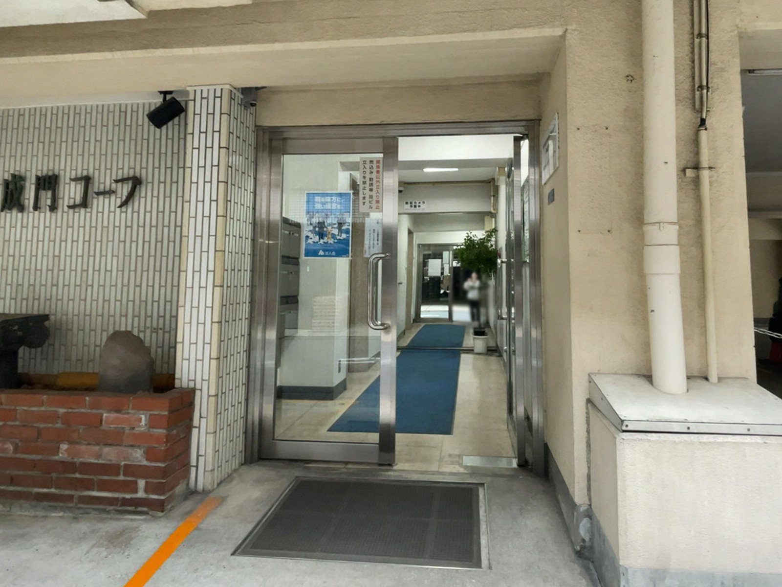 オフィスビル出入口