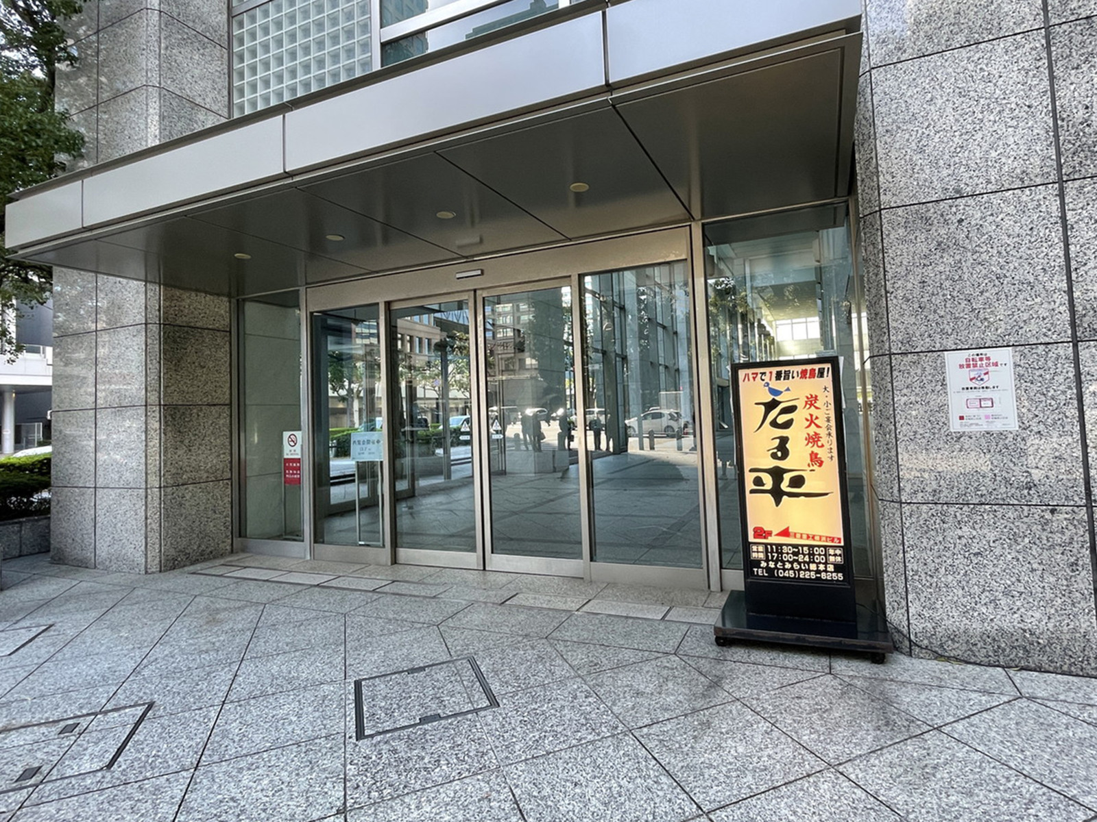 オフィスビル出入口