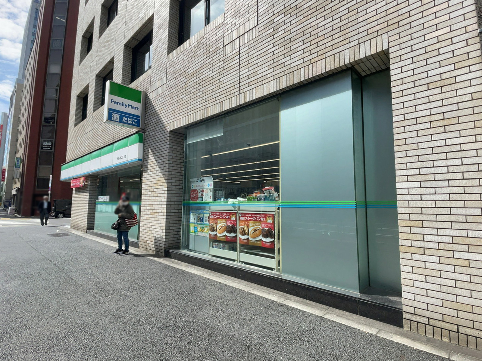 1階のファミリーマート 西新橋二丁目店