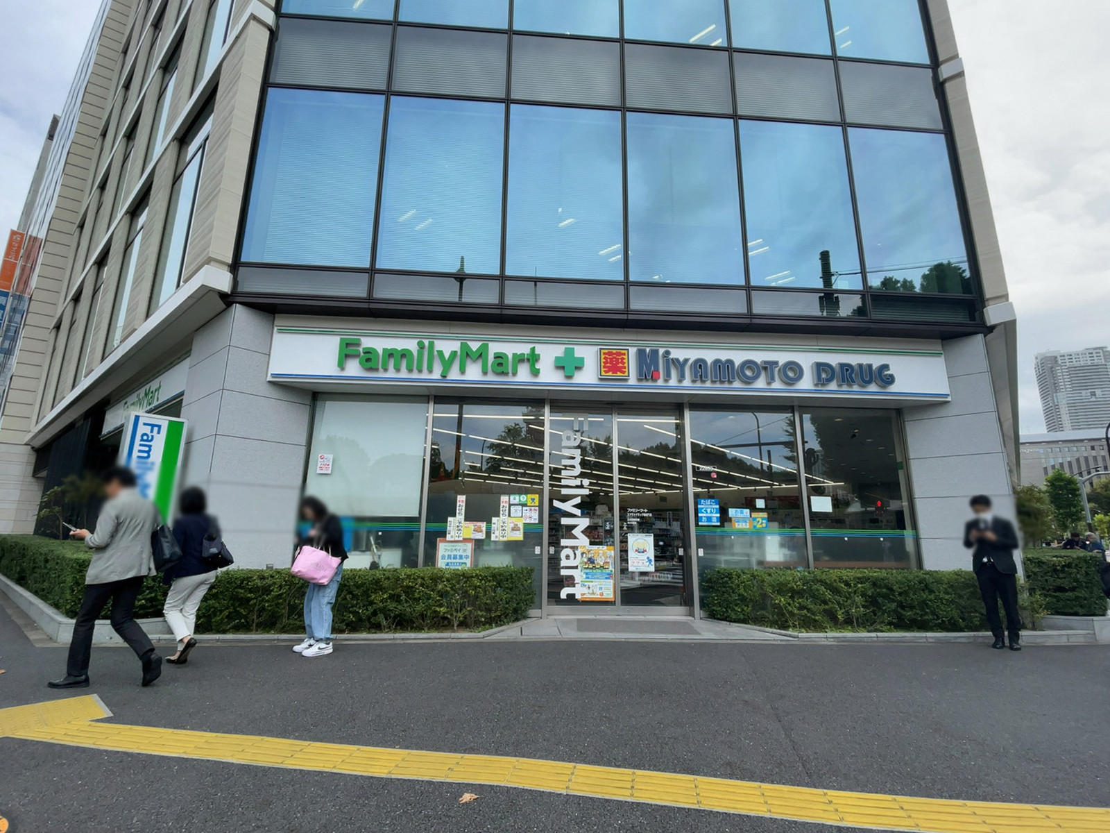 1階のファミリーマート ミヤモトドラッグ御成門店