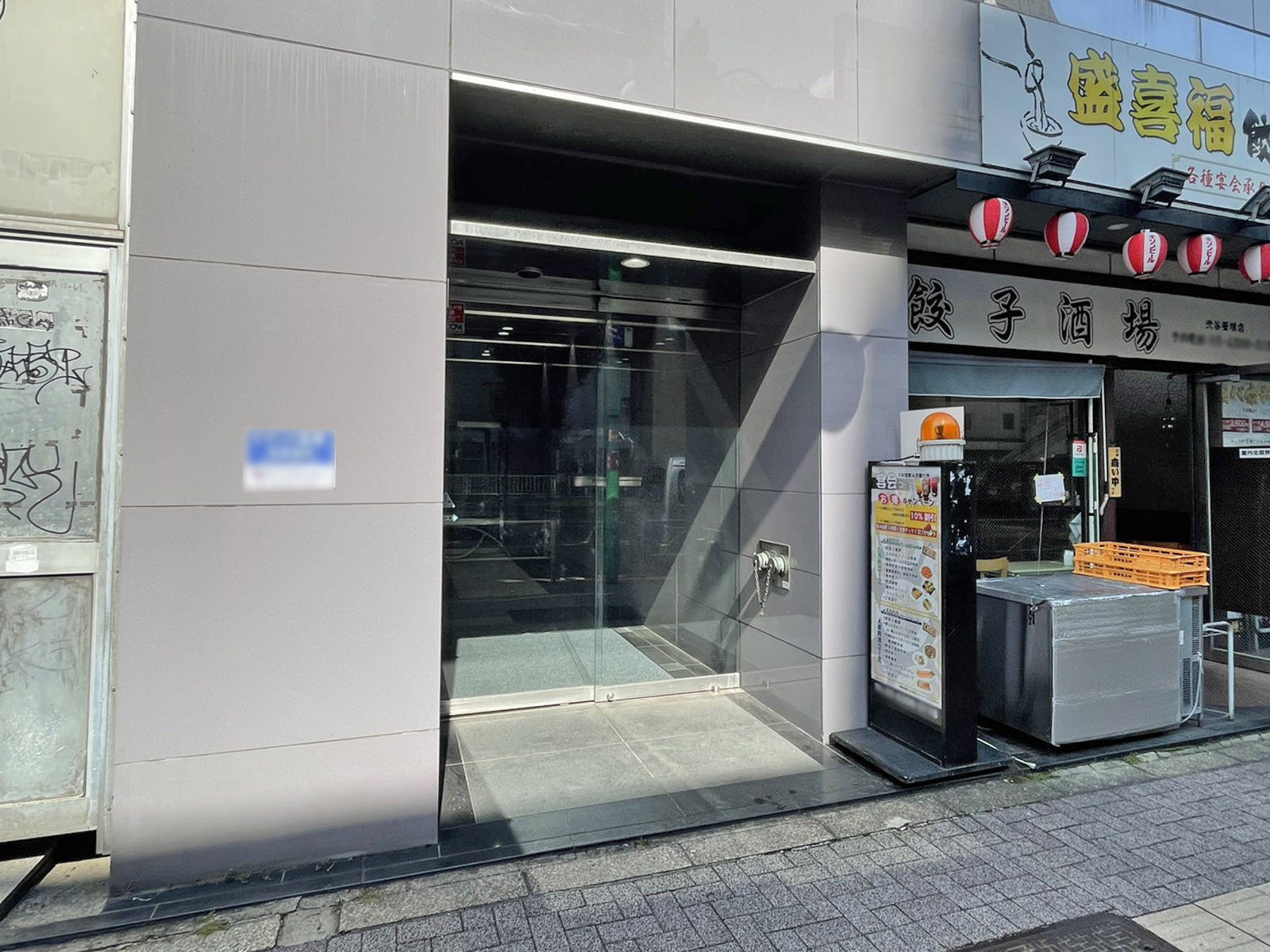 オフィスビル出入口