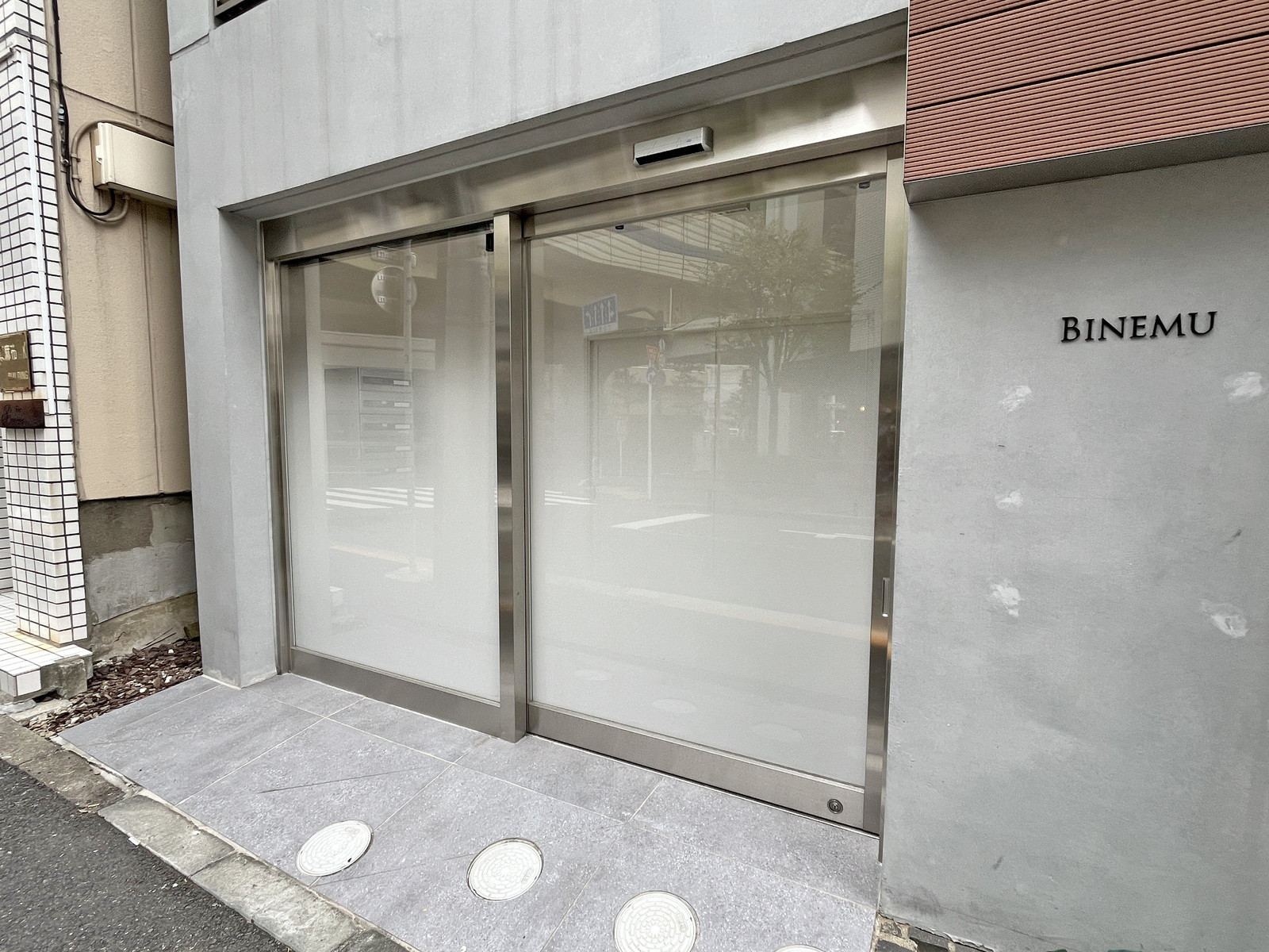 オフィスビル出入口