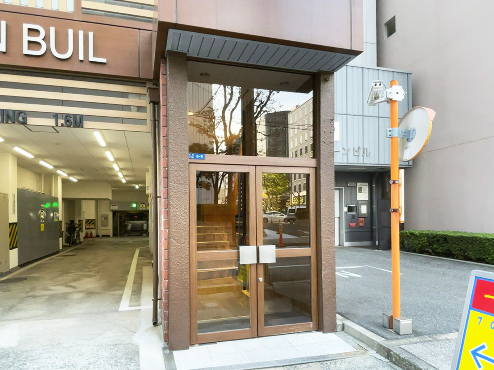 オフィスビル出入口