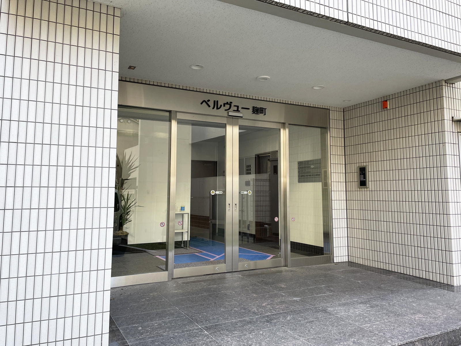 オフィスビル出入口