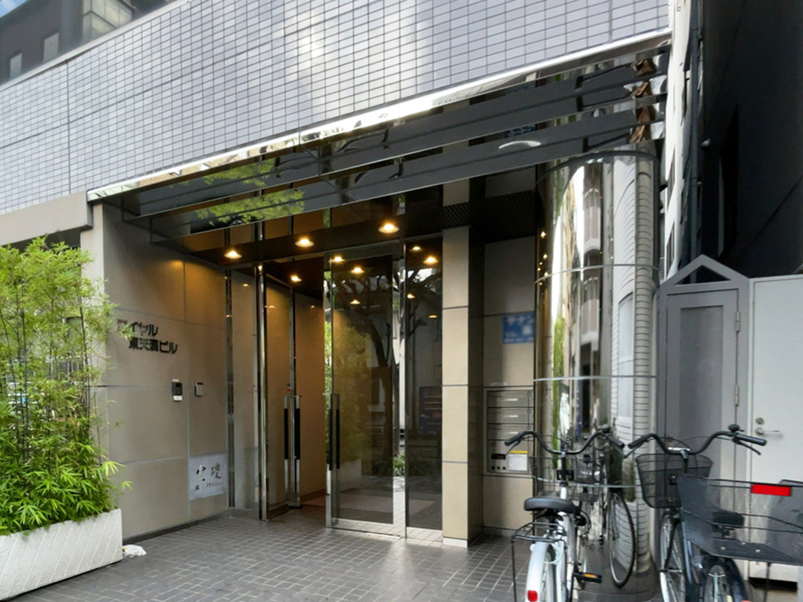 オフィスビル出入口