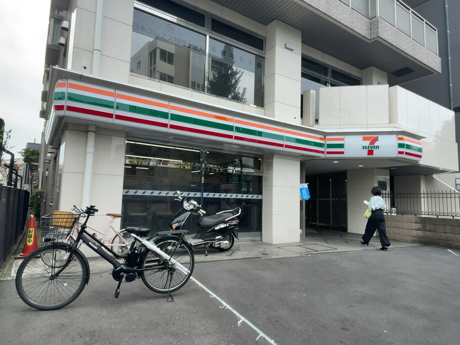 1階のセブン-イレブン 中野本町3丁目店