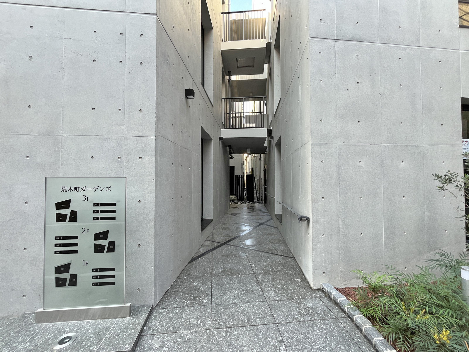 オフィスビル出入口
