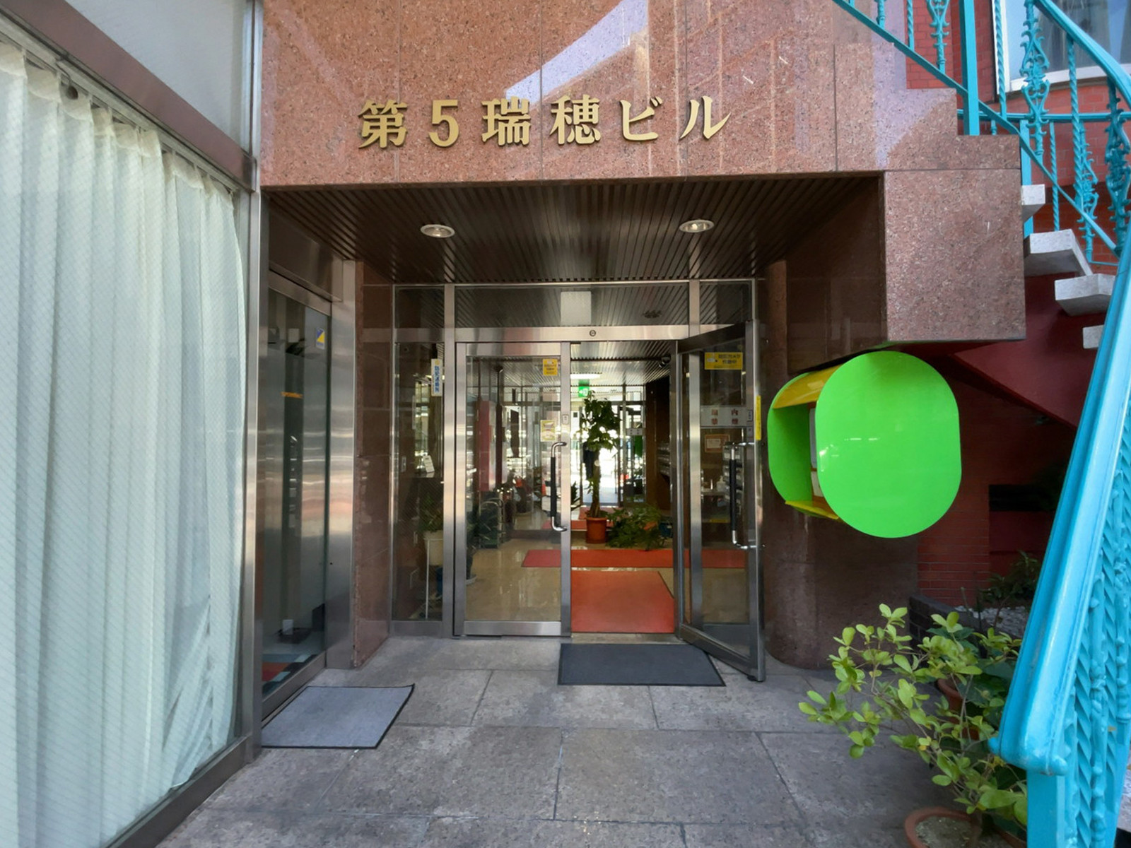 オフィスビル出入口