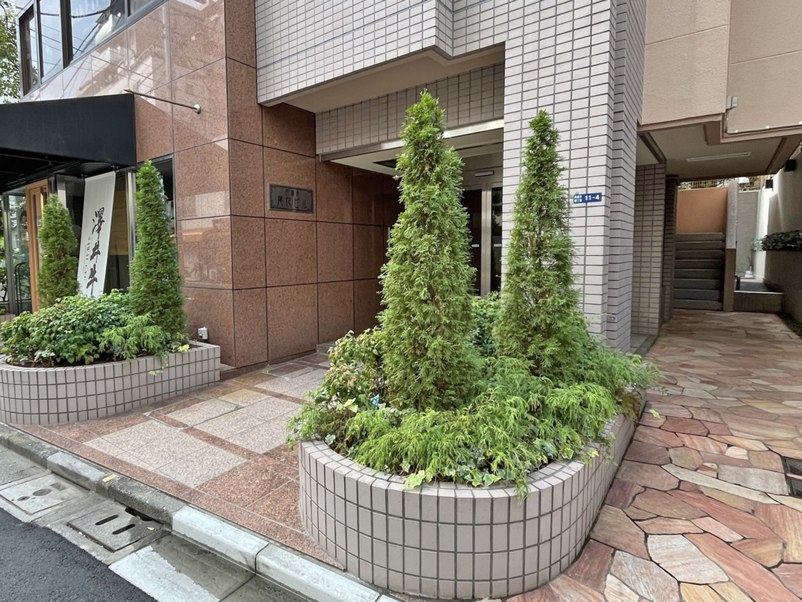 オフィスビル出入口