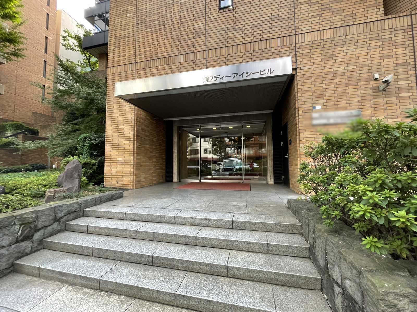 オフィスビル出入口