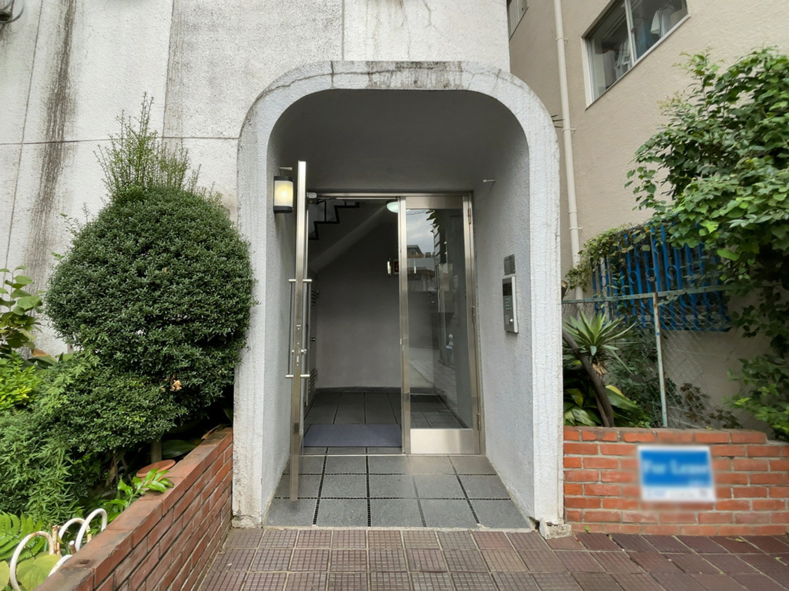 オフィスビル出入口