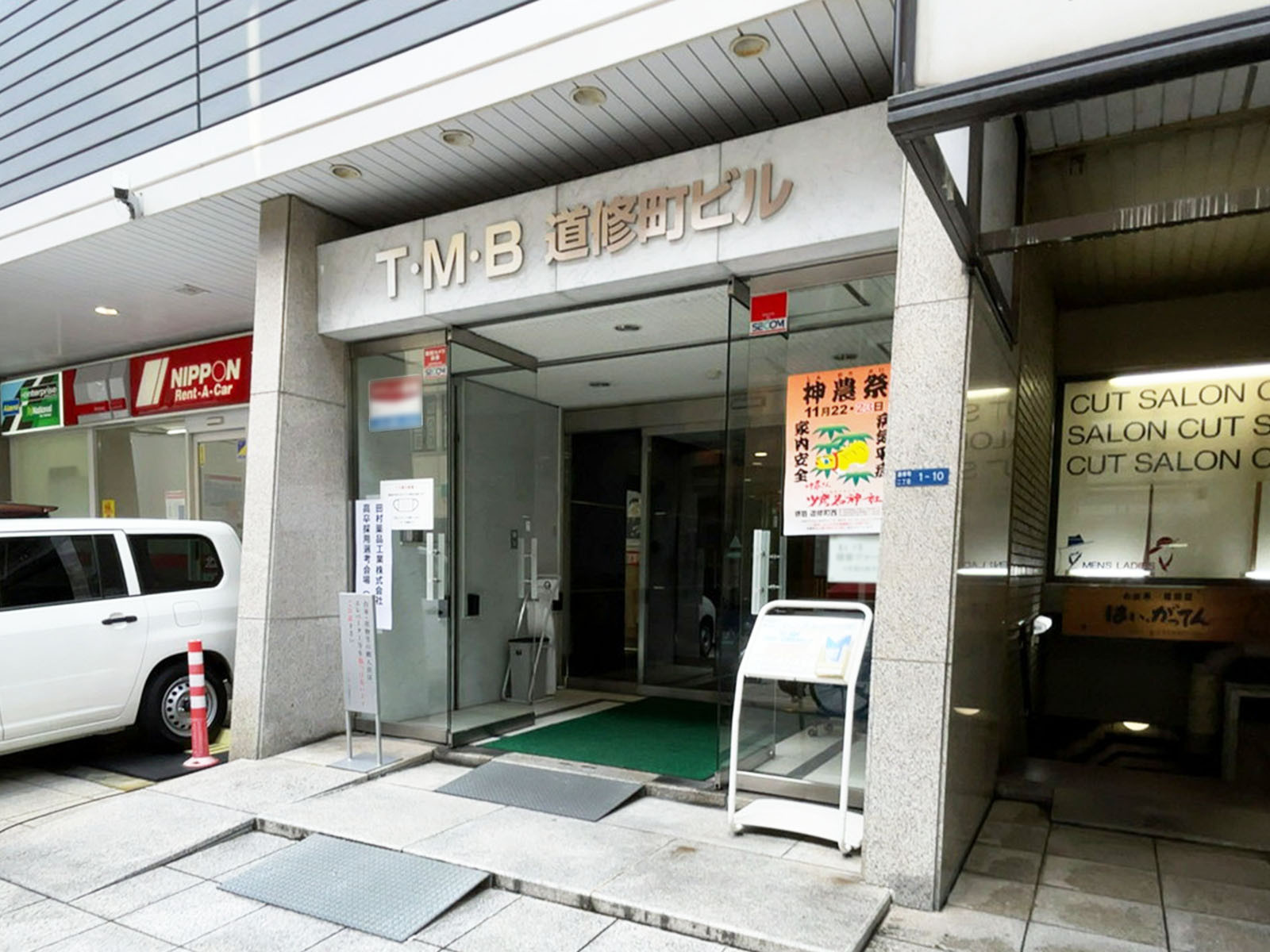 オフィスビル出入口