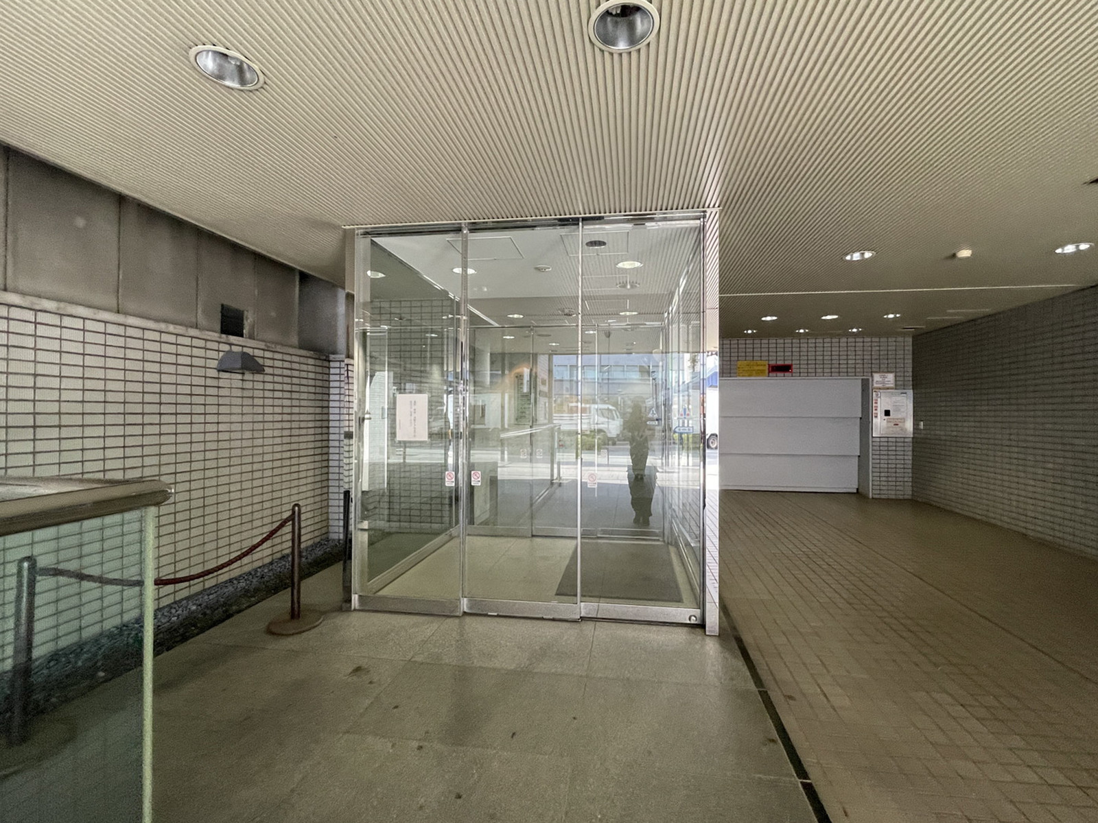 オフィスビル出入口