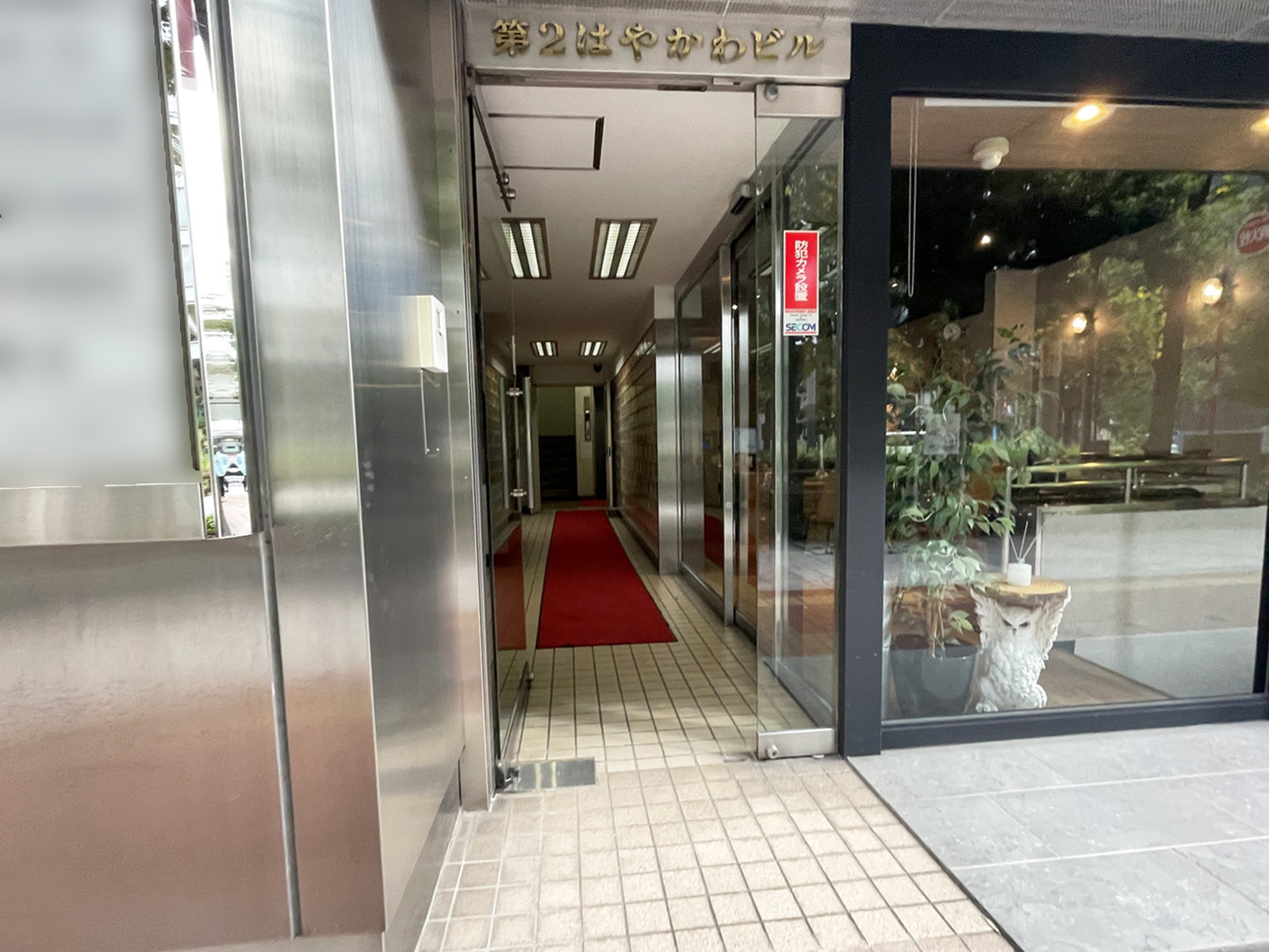 オフィスビル出入口