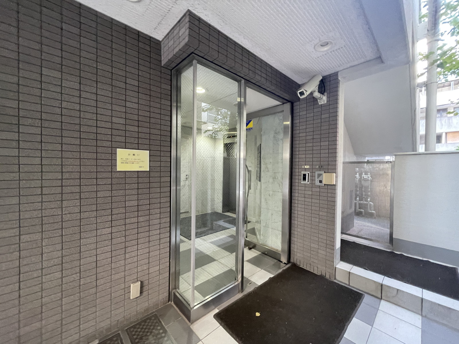 オフィスビル出入口