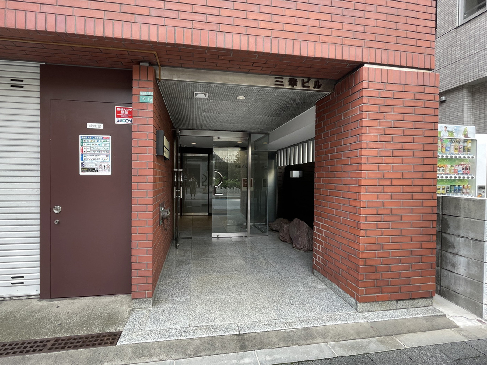 オフィスビル出入口
