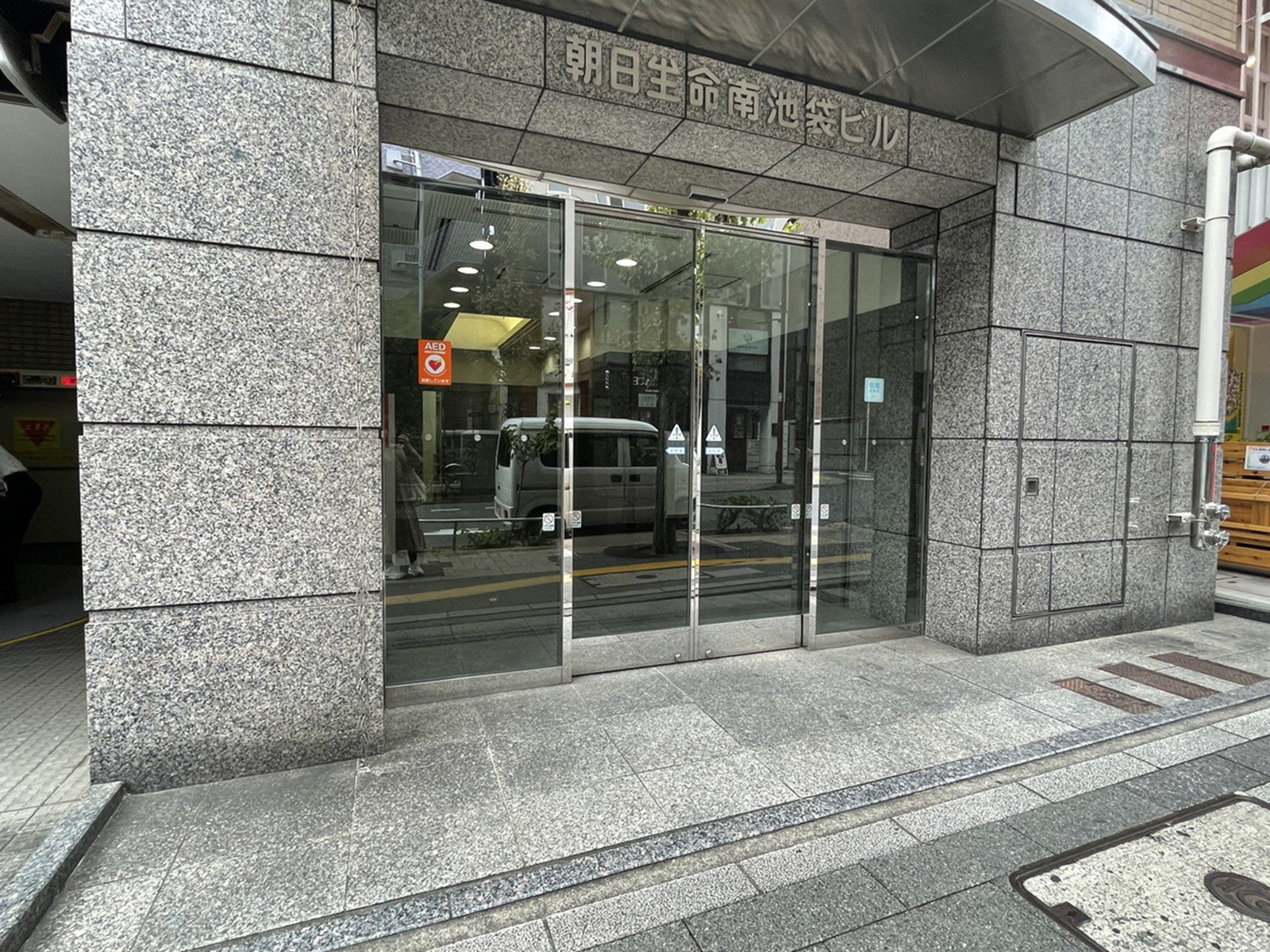 オフィスビル出入口