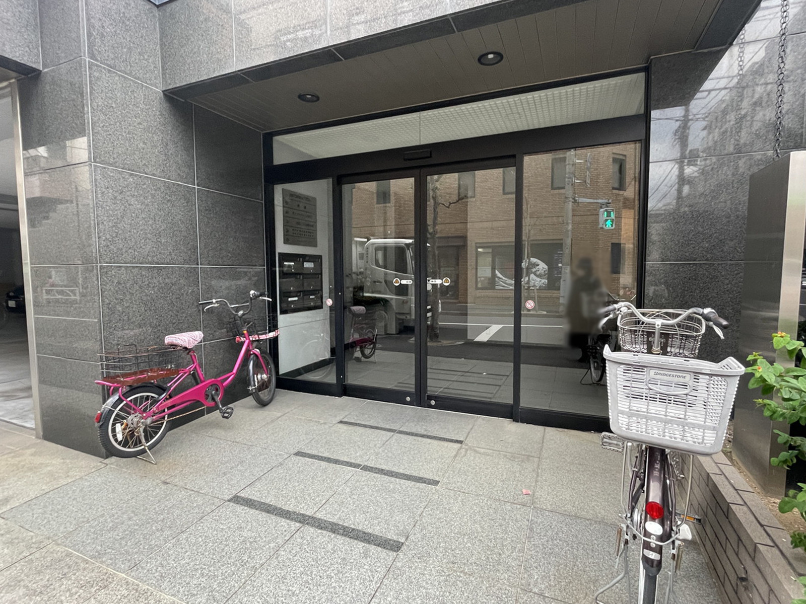 オフィスビル出入口