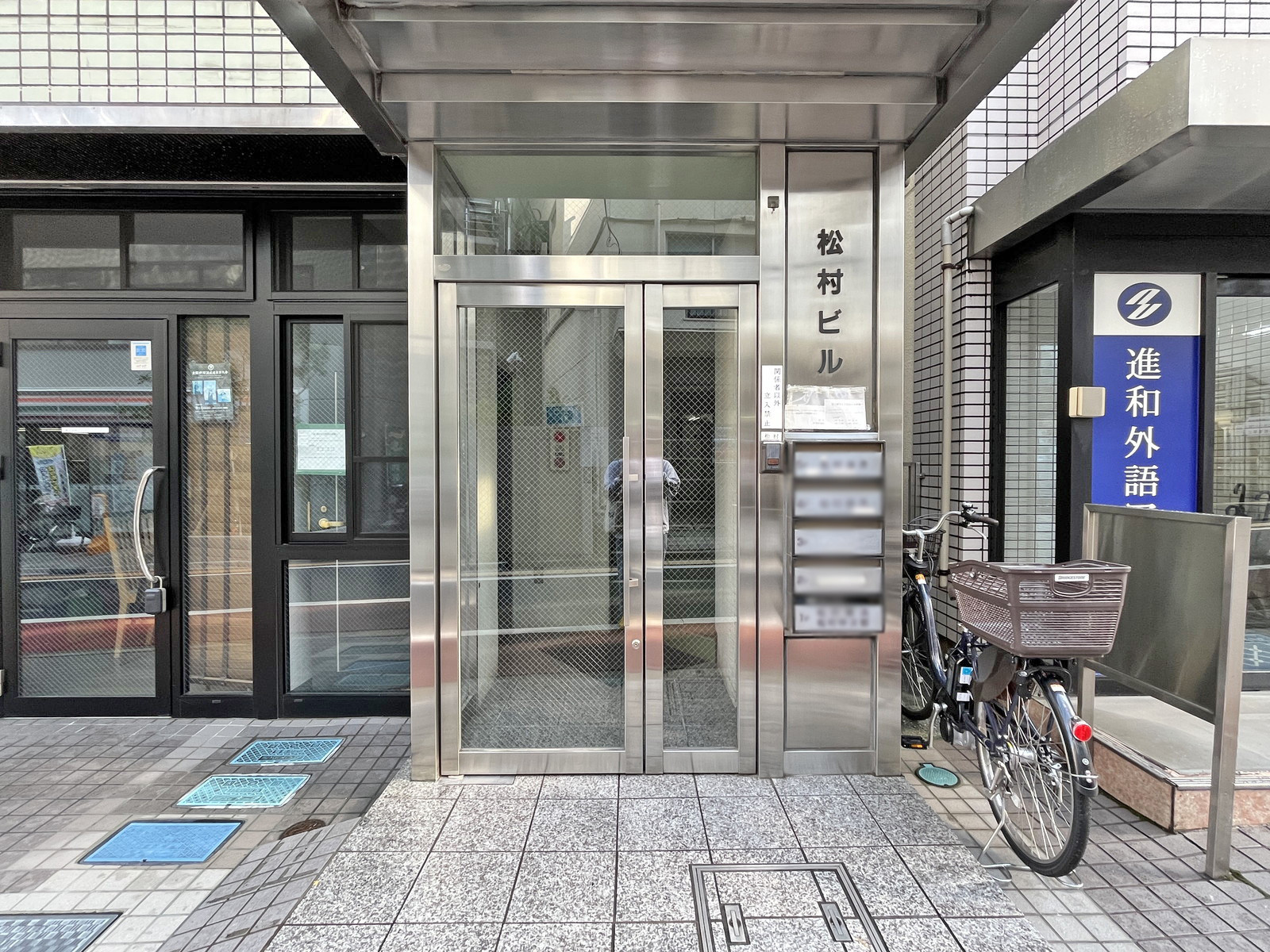 オフィスビル出入口