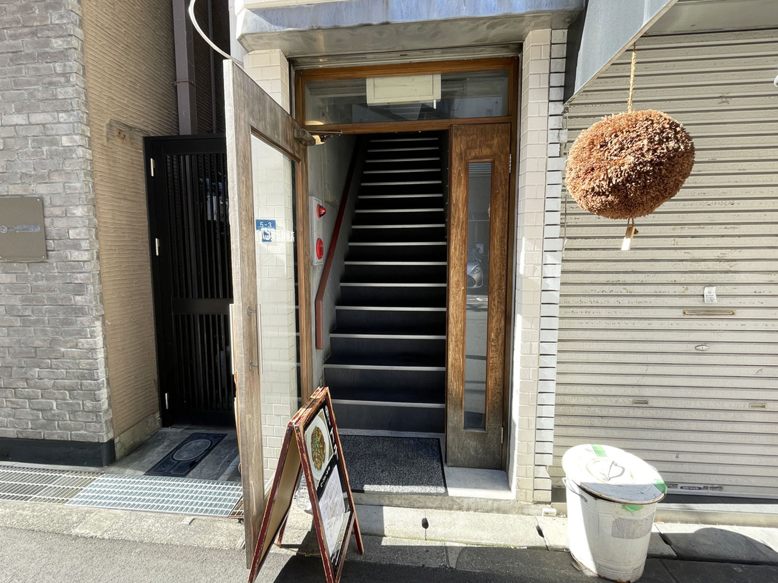 オフィスビル出入口