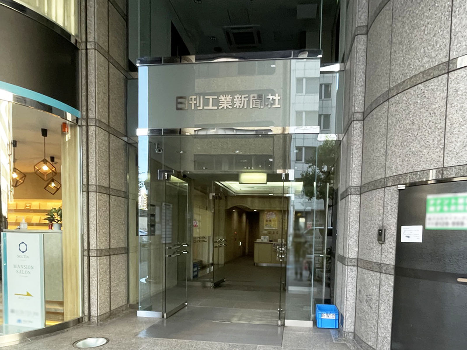 オフィスビル出入口