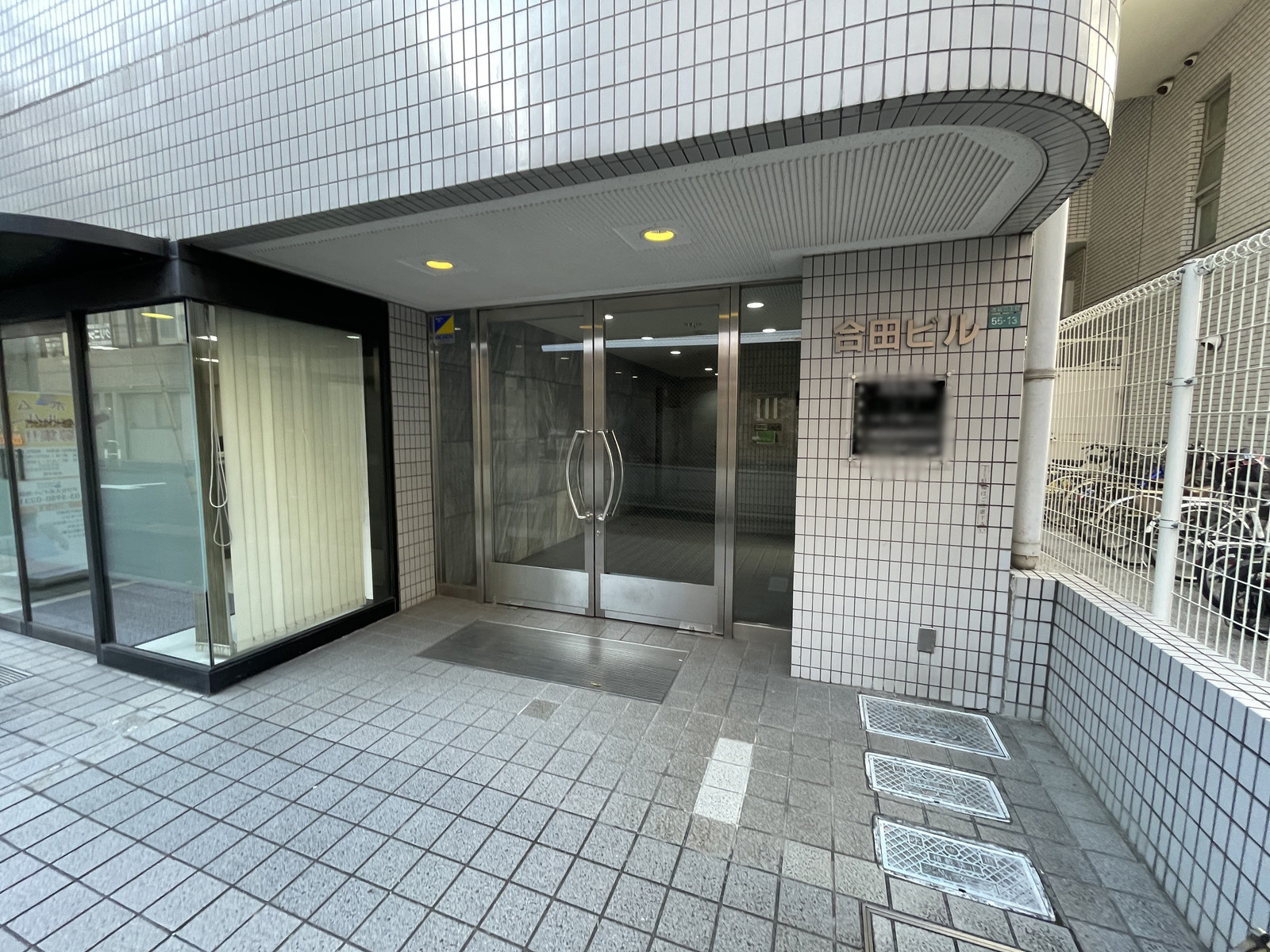 オフィスビル出入口
