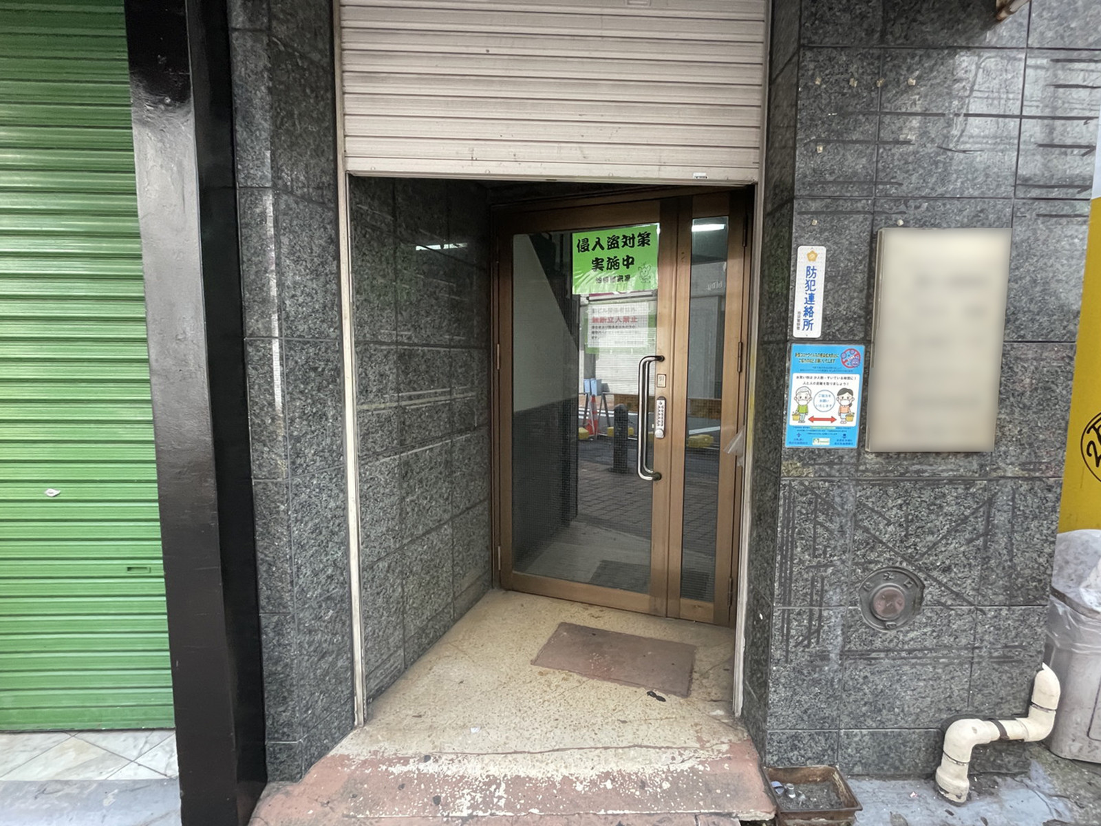 オフィスビル出入口
