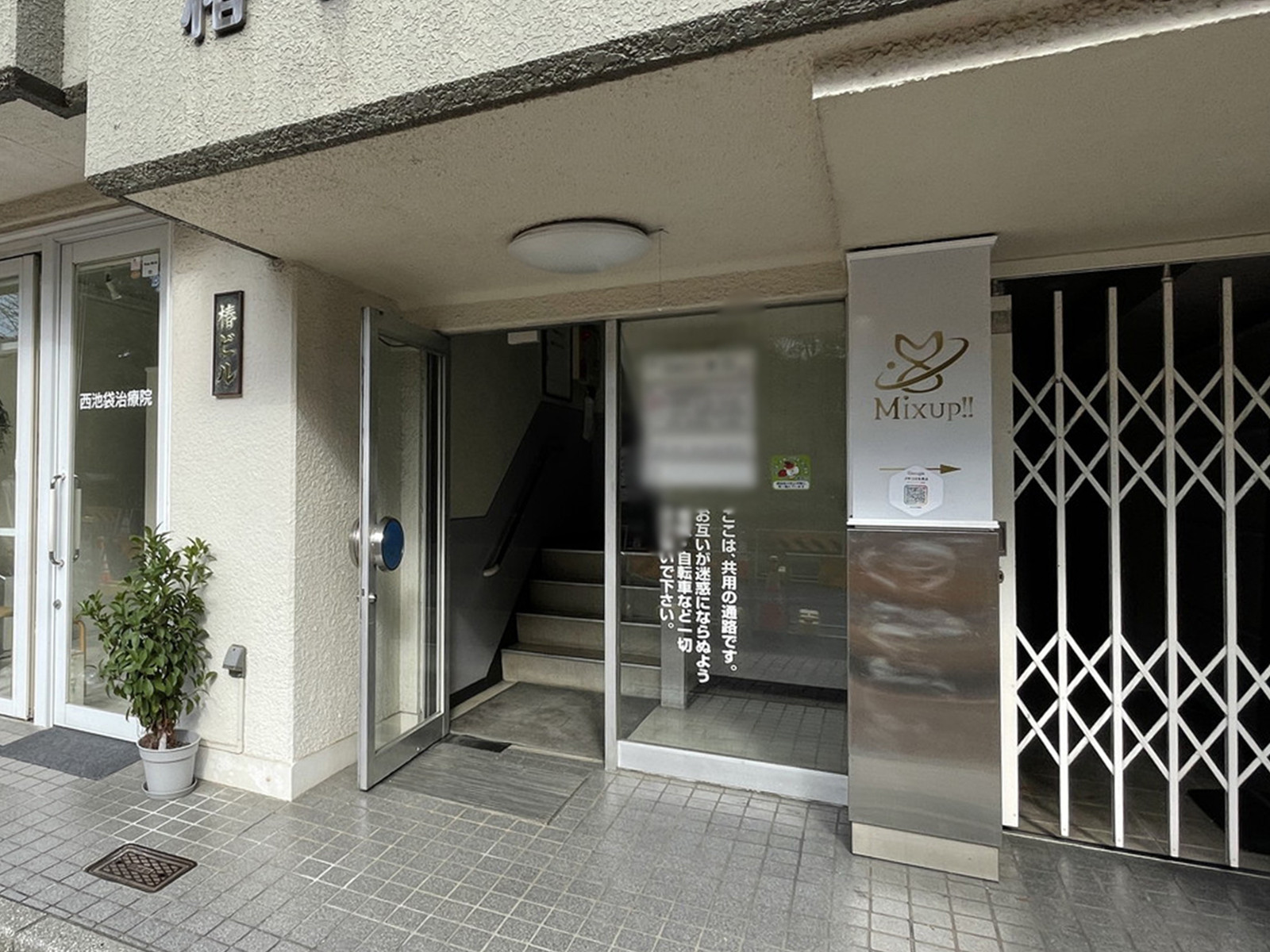オフィスビル出入口