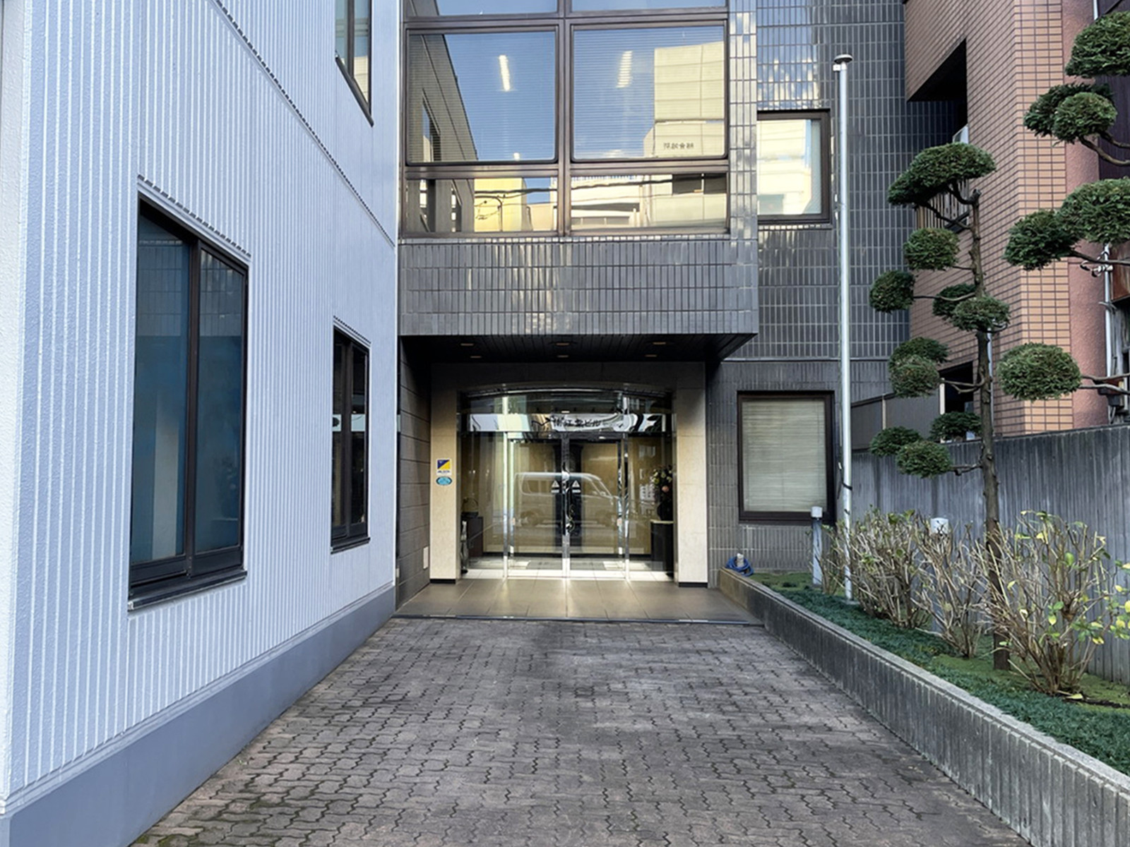 オフィスビル出入口