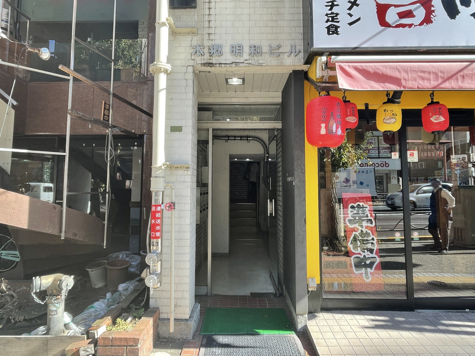 オフィスビル出入口