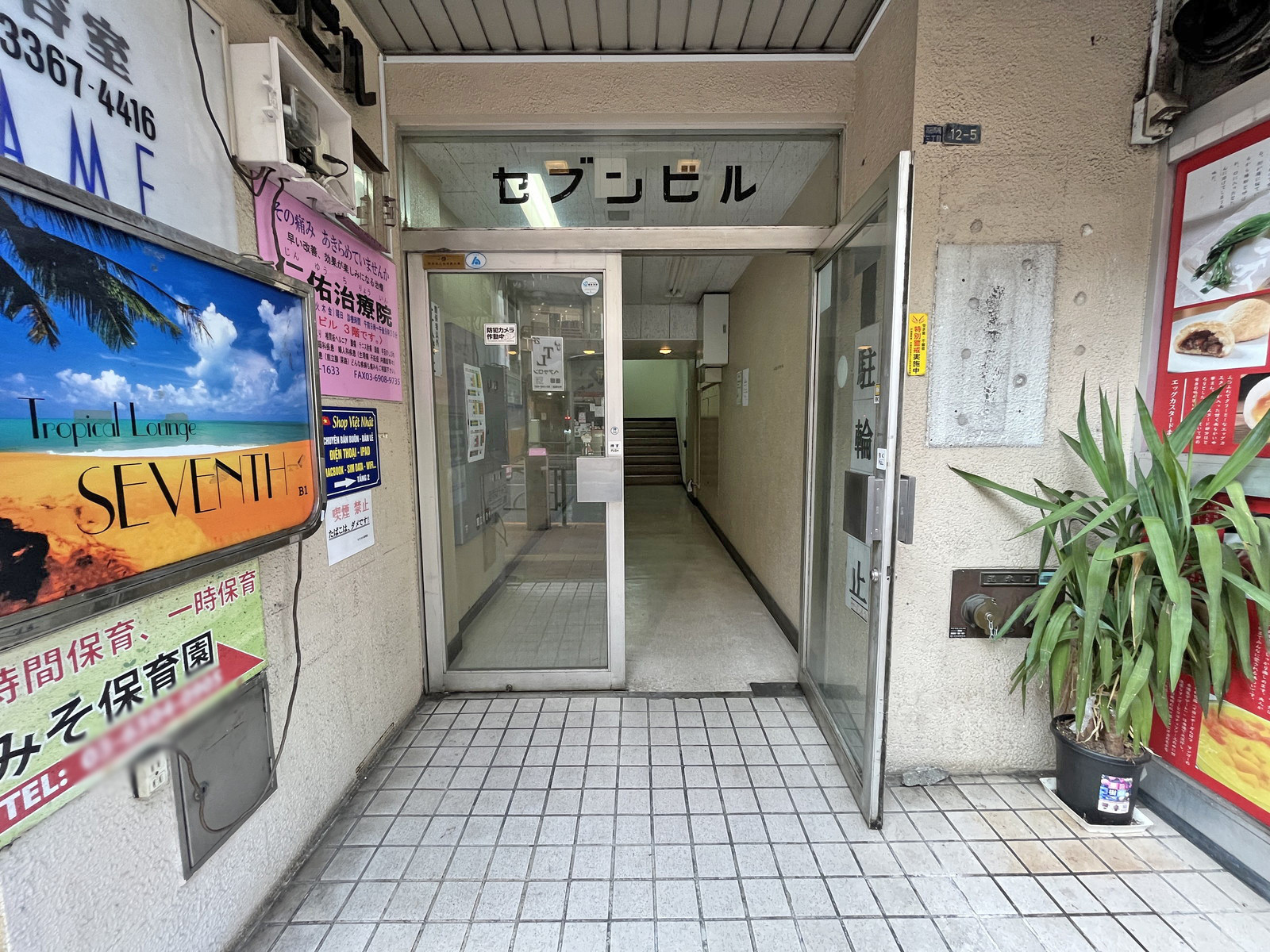 オフィスビル出入口