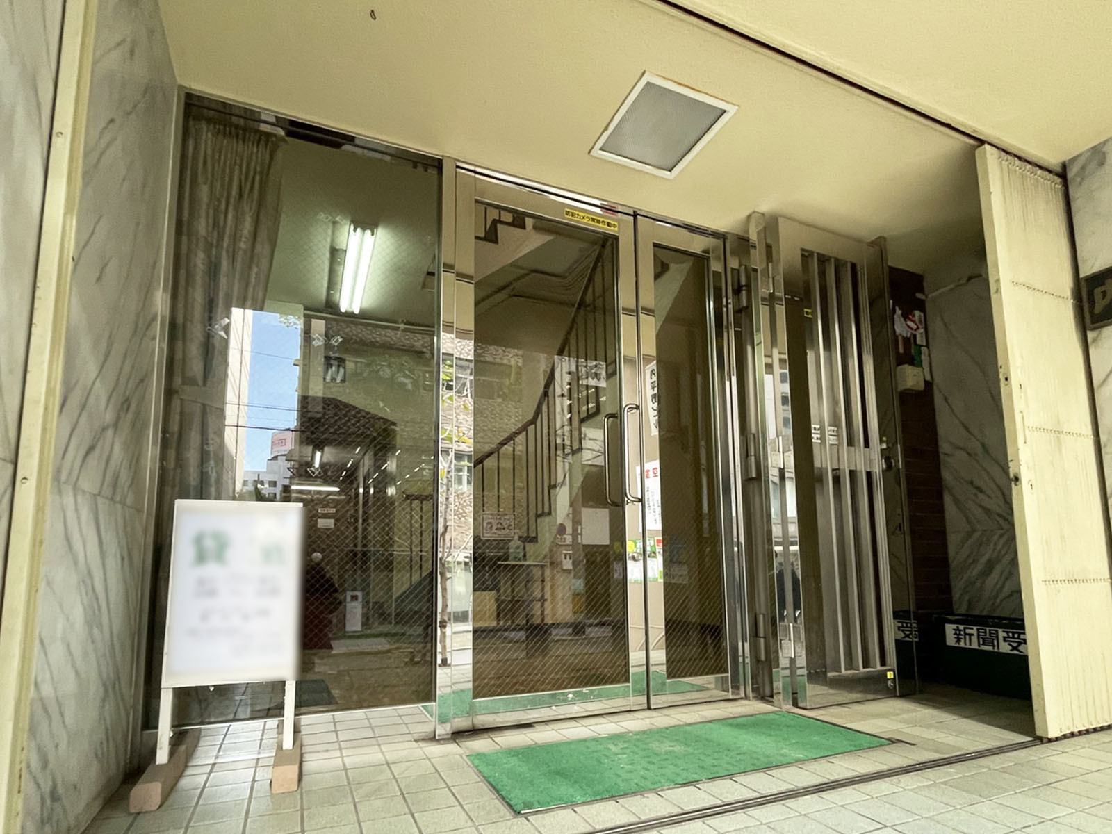 オフィスビル出入口