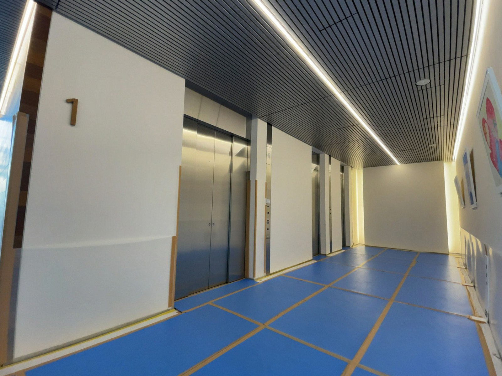 エレベーターホール（4基）