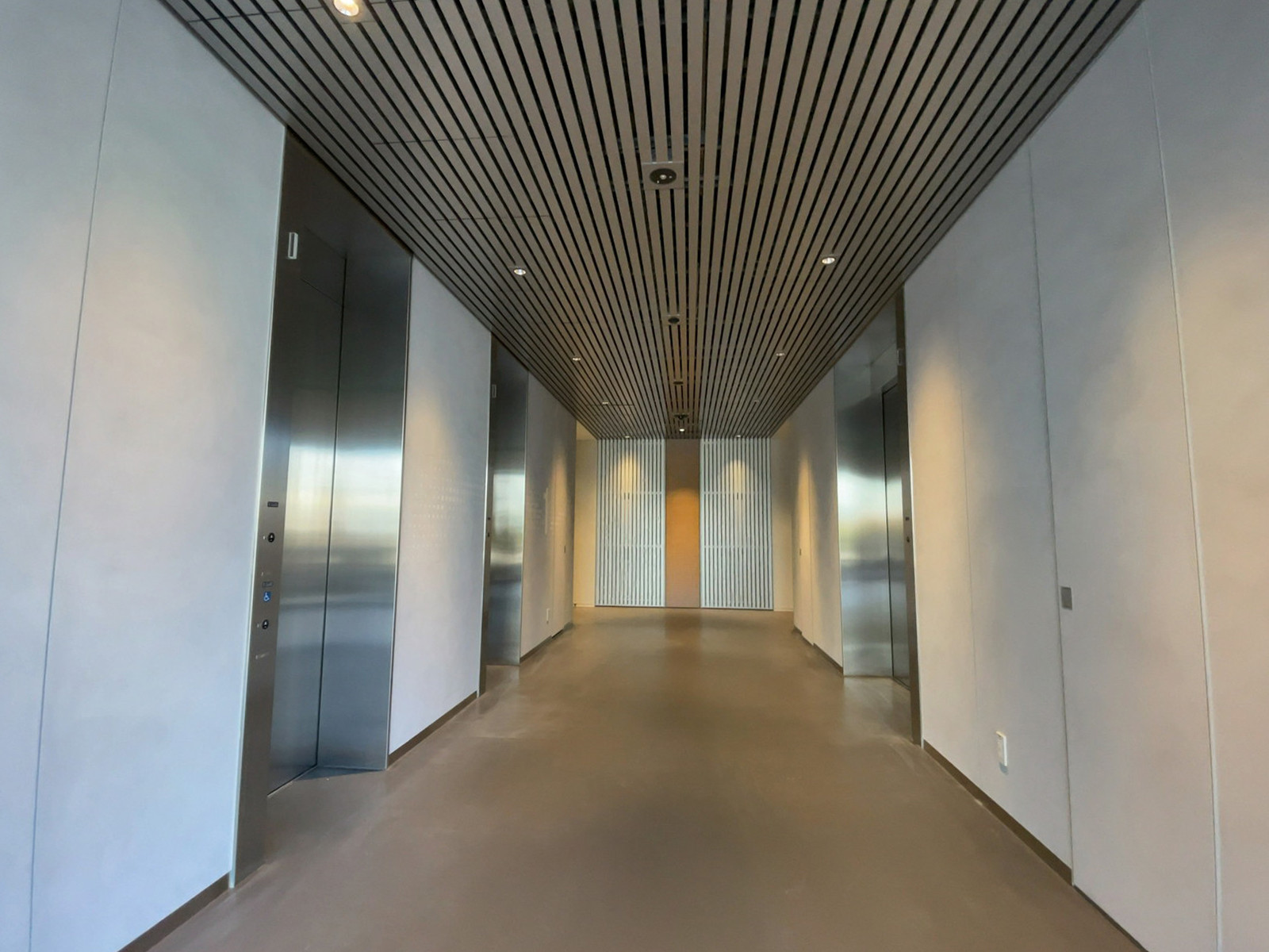 エレベーターホール(3基)