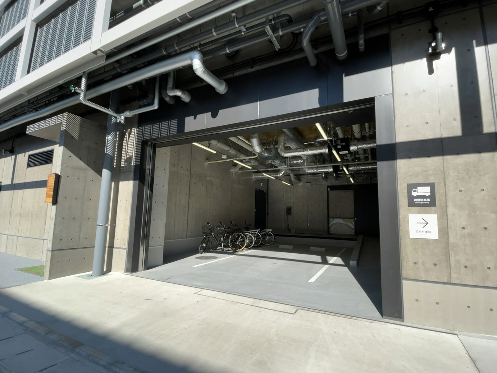 荷解き駐車場