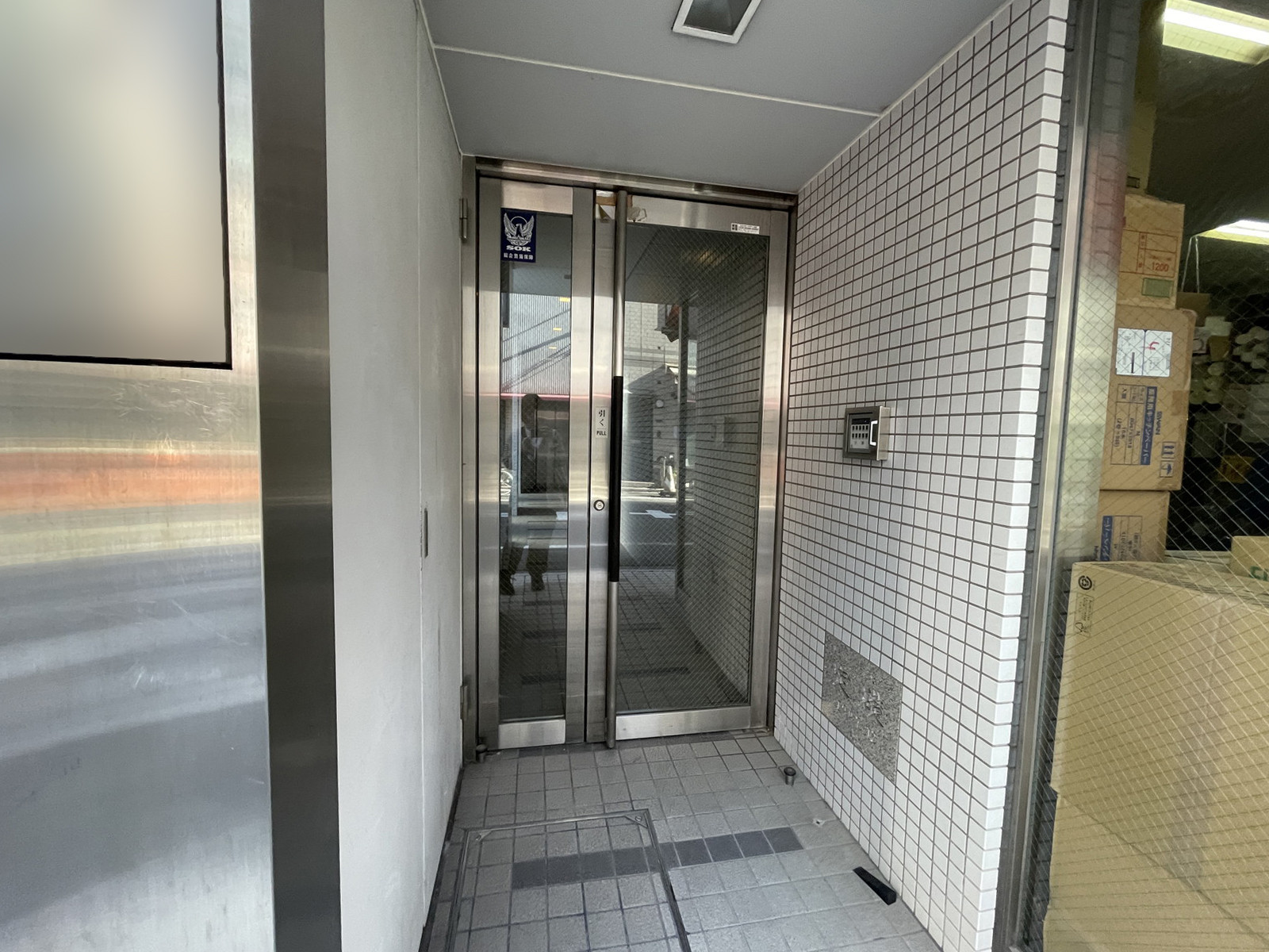 オフィスビル出入口