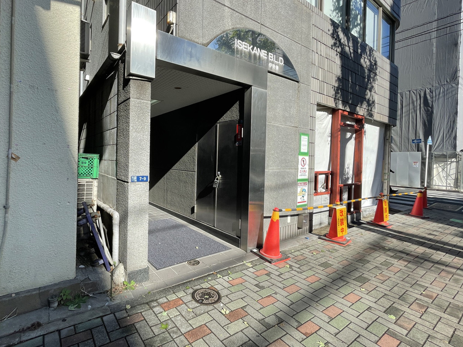 オフィスビル出入口