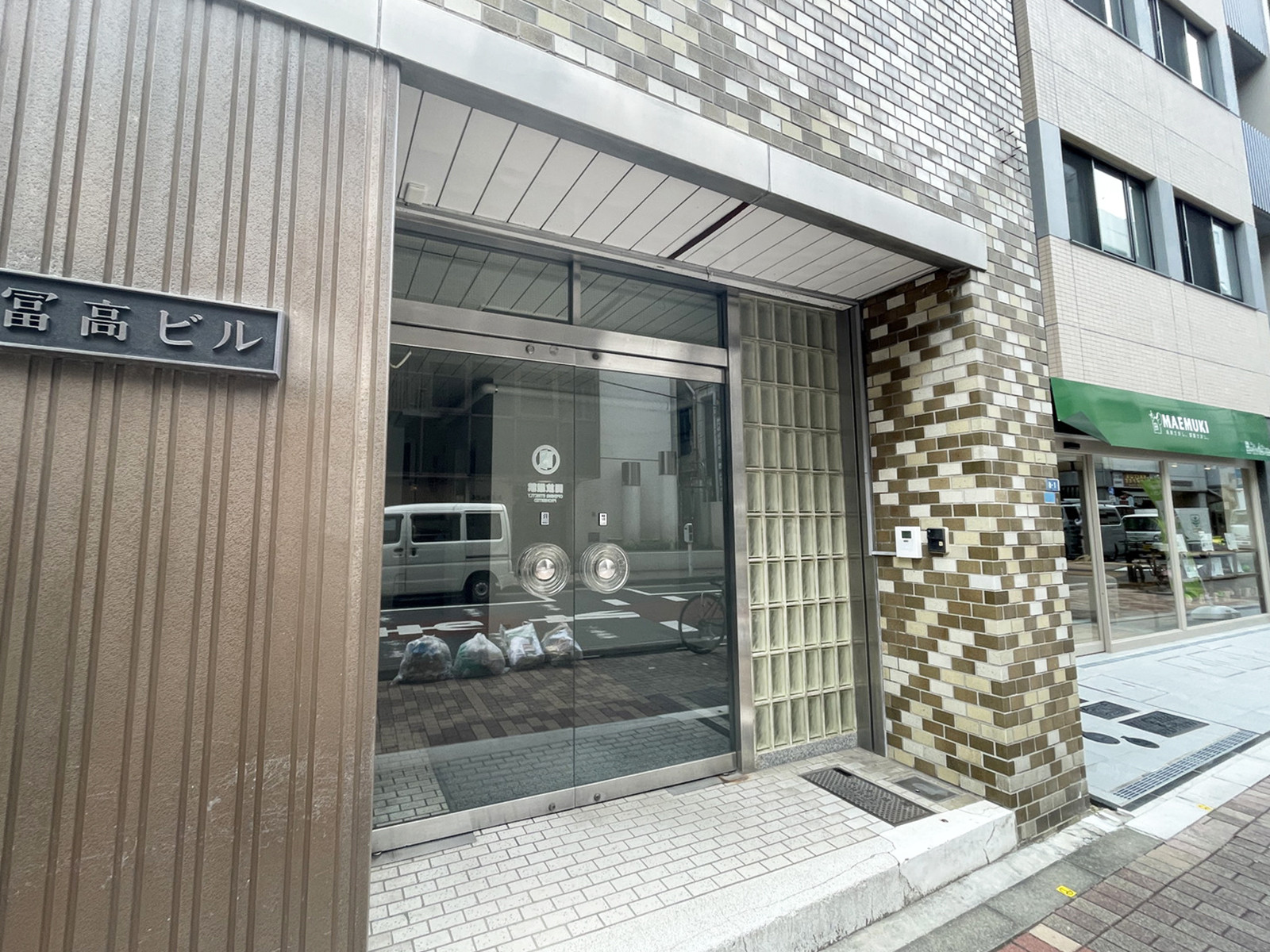 オフィスビル出入口