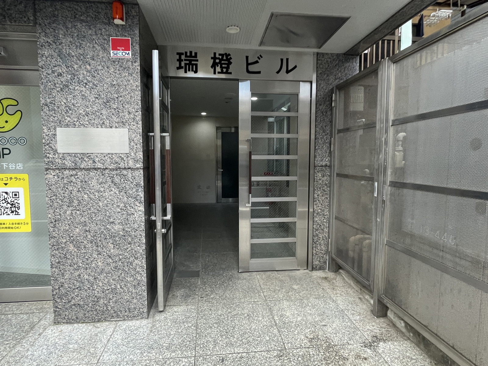 オフィスビル出入口