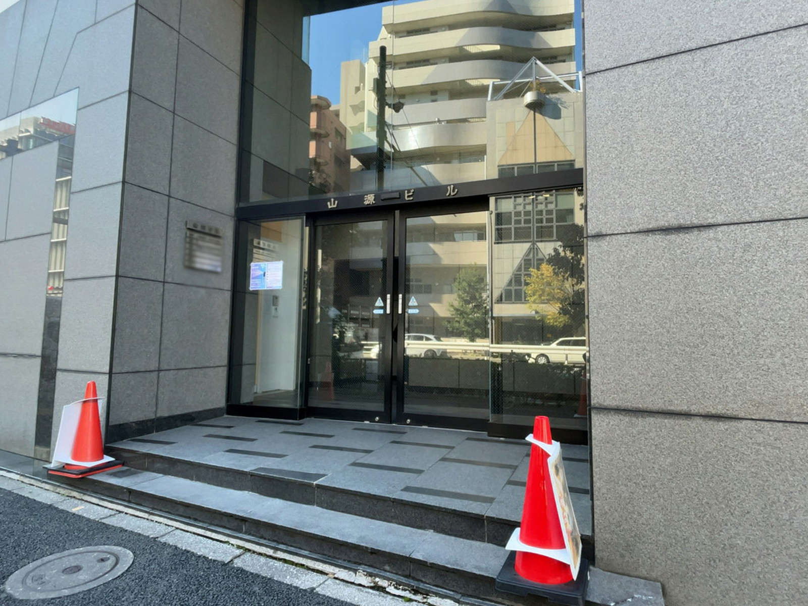 オフィスビル出入口