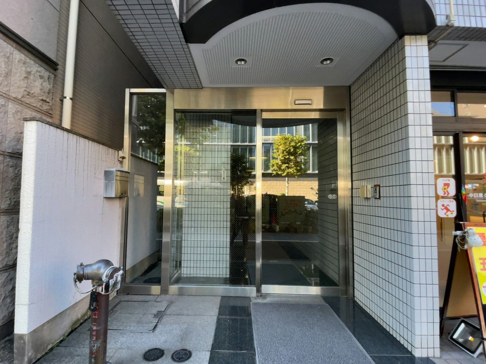オフィスビル出入口