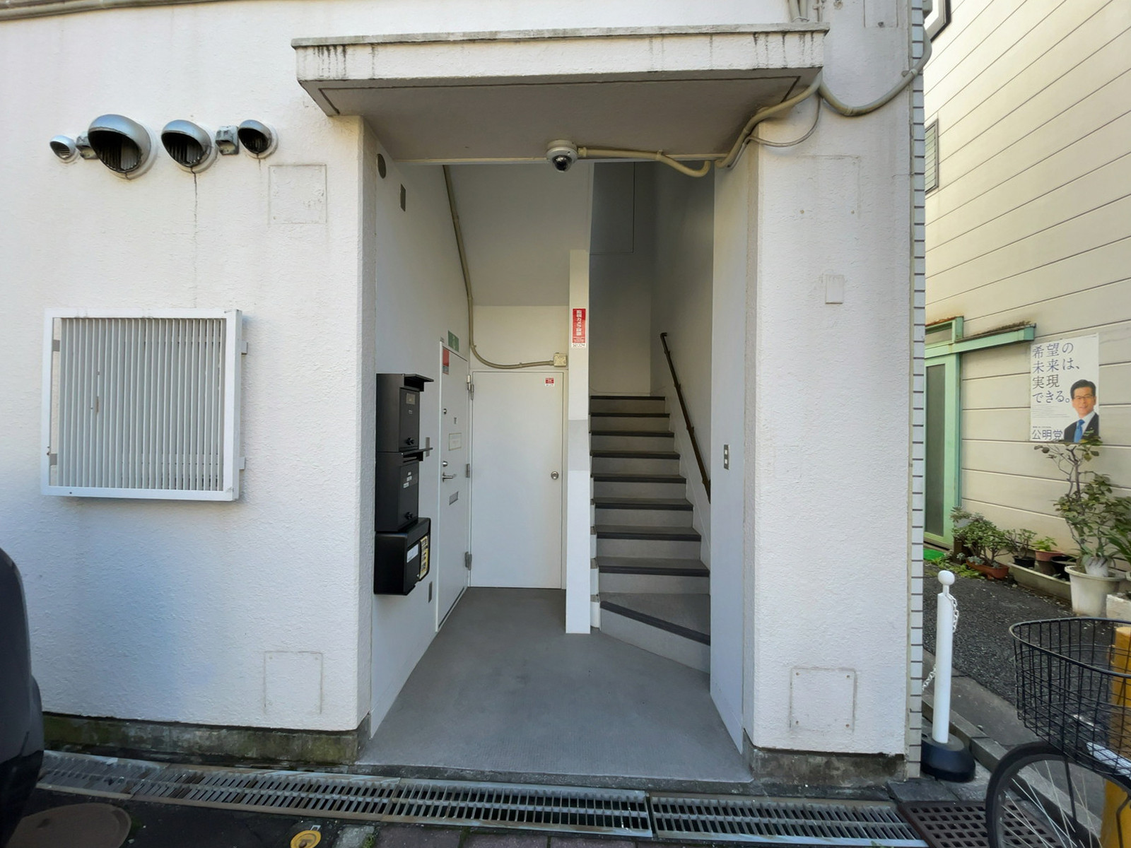 オフィスビル出入口