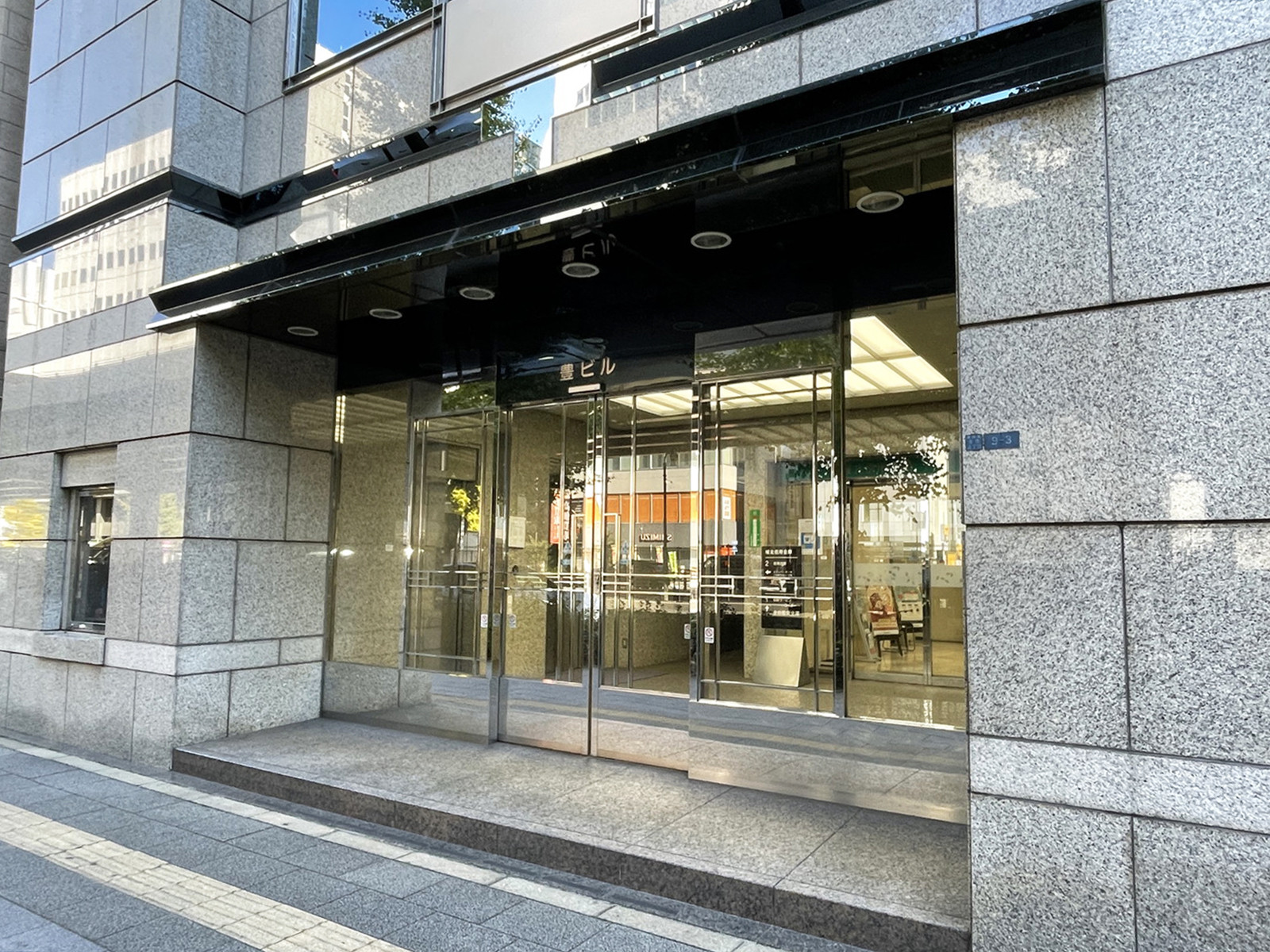 オフィスビル出入口
