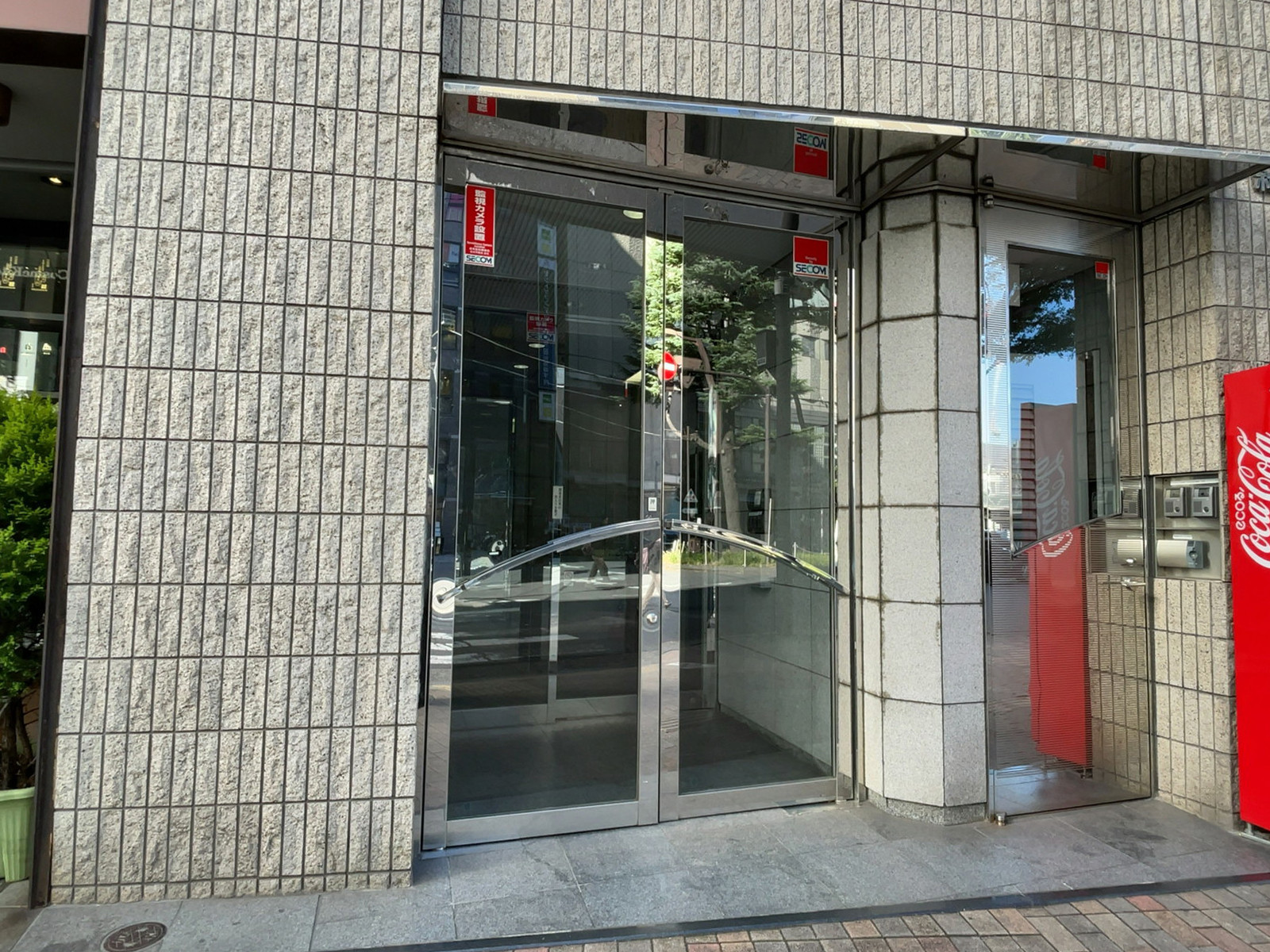 オフィスビル出入口