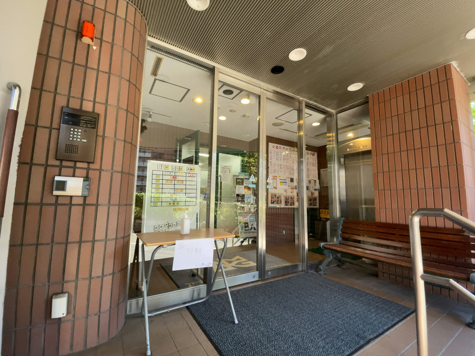 オフィスビル出入口