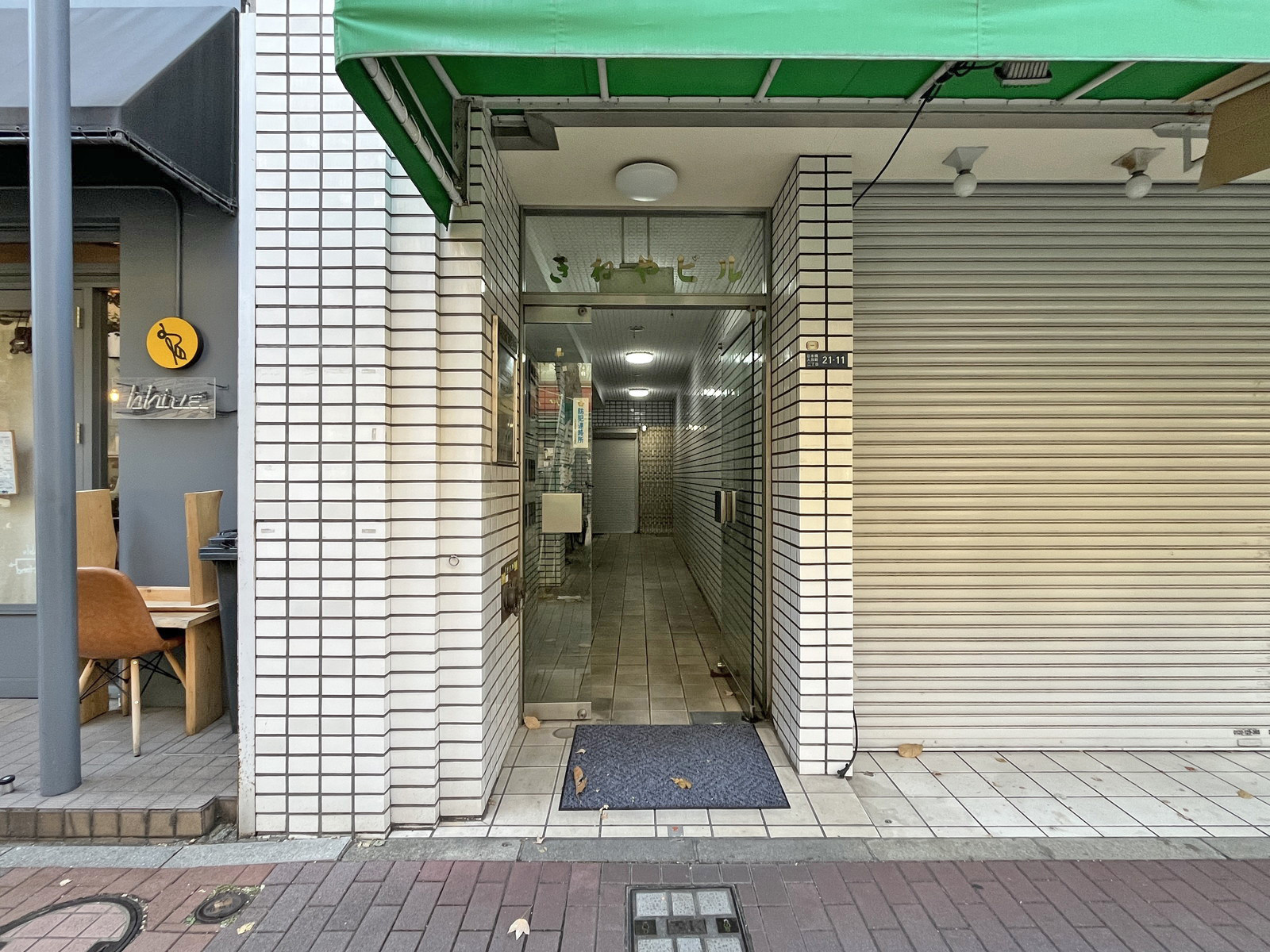 オフィスビル出入口