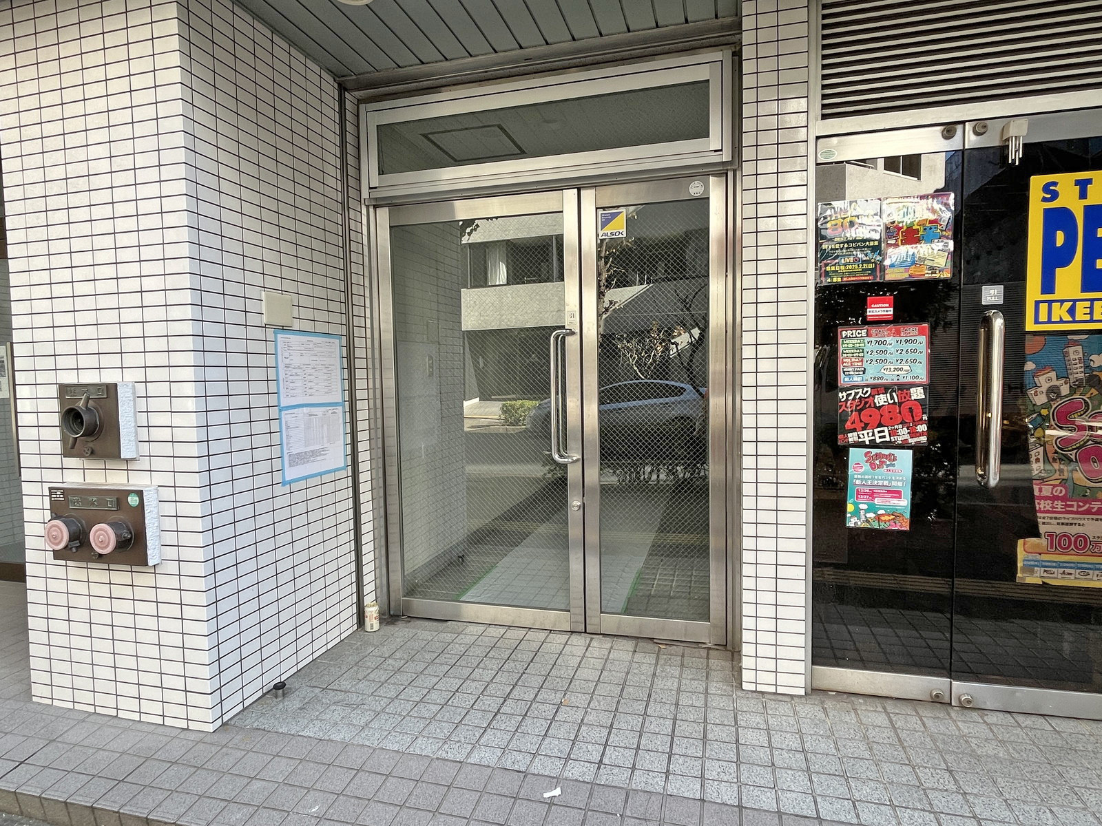 オフィスビル出入口